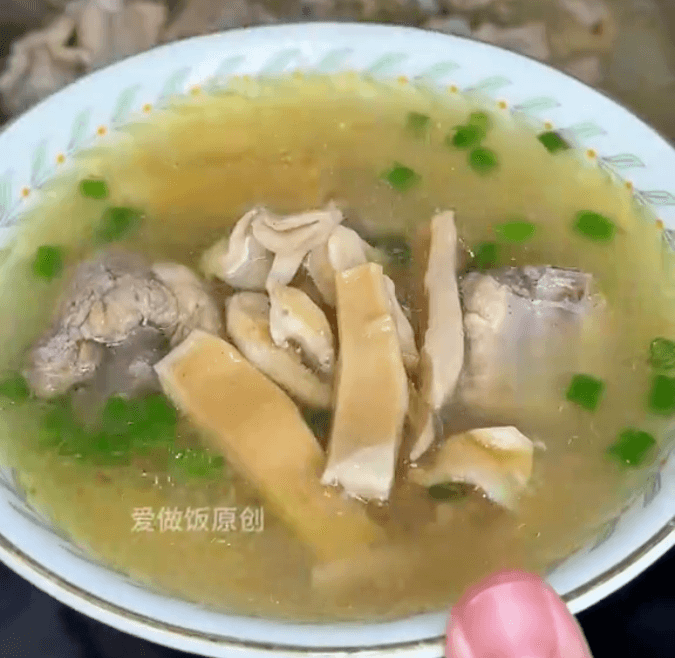墨鱼排骨汤